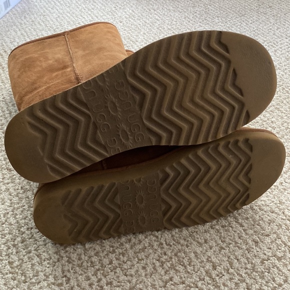 Used Women’s UGGs, great condition! No snow, water, or salt damage. Size W10 - Picture 5 of 5